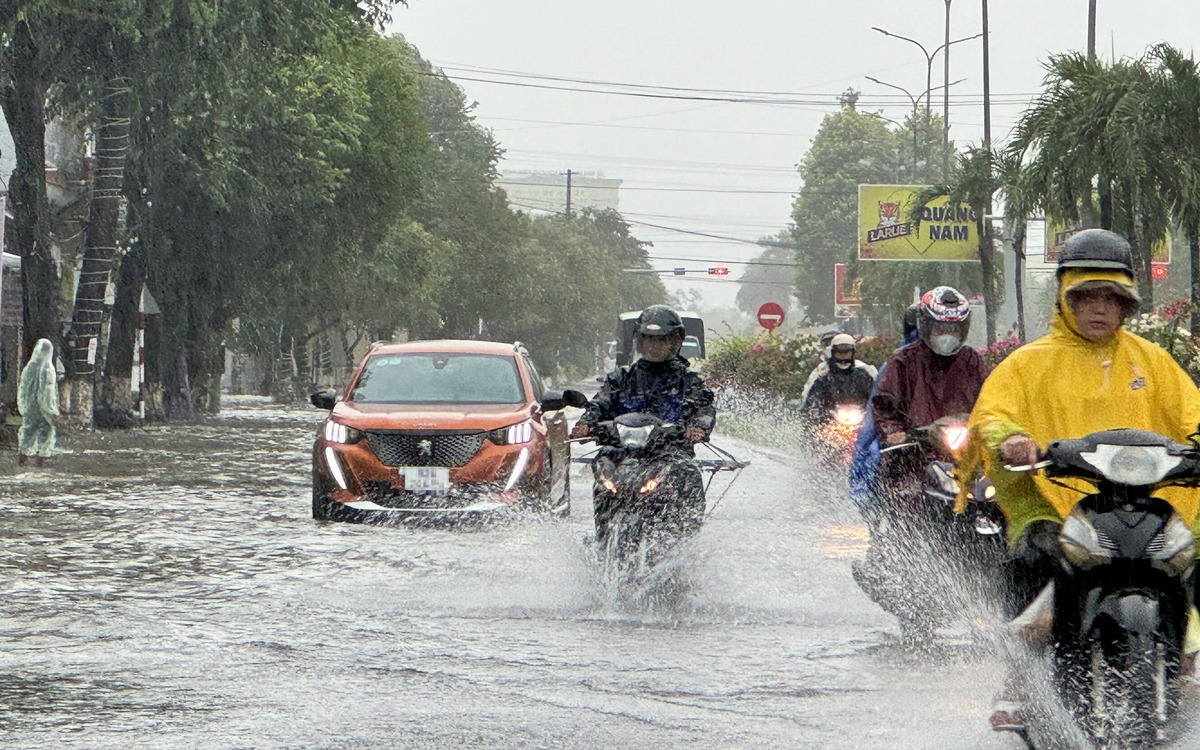 Thời tiết hôm nay 23-10: Bão Thần Gió suy yếu thành áp thấp nhiệt đới, gây mưa rất to