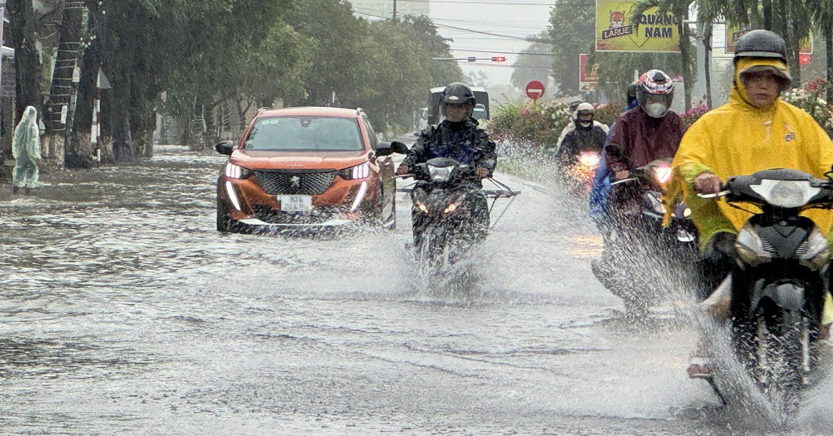 Thời tiết hôm nay 23-10: Bão Thần Gió suy yếu thành áp thấp nhiệt đới, gây mưa rất to