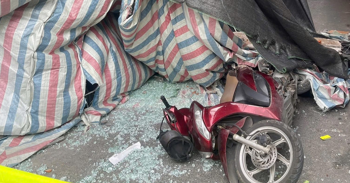 Vụ kính, bê tông rơi từ công trình xuống đường: Nạn nhân tử vong là người thu gom kính vụn