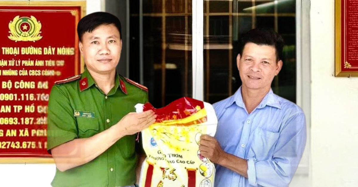 Mang súng giao nộp cho công an, người dân tại TP.HCM bất ngờ được tặng gạo