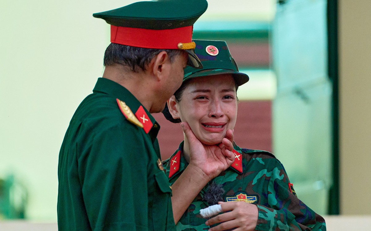 Chi Pu khóc òa ôm chầm lấy bố, khoe gia đình quân nhân trong Sao nhập ngũ