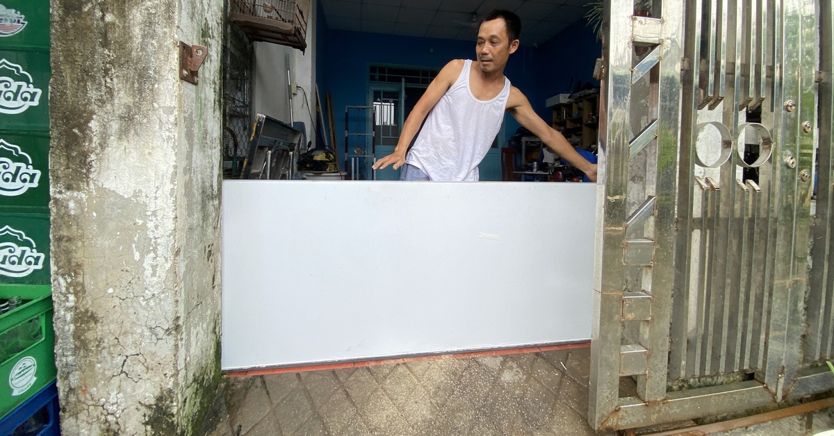 Dân Đà Nẵng dựng 'lô cốt' trước nhà, kê đồ đạc lên cao ứng phó bão Thần Gió