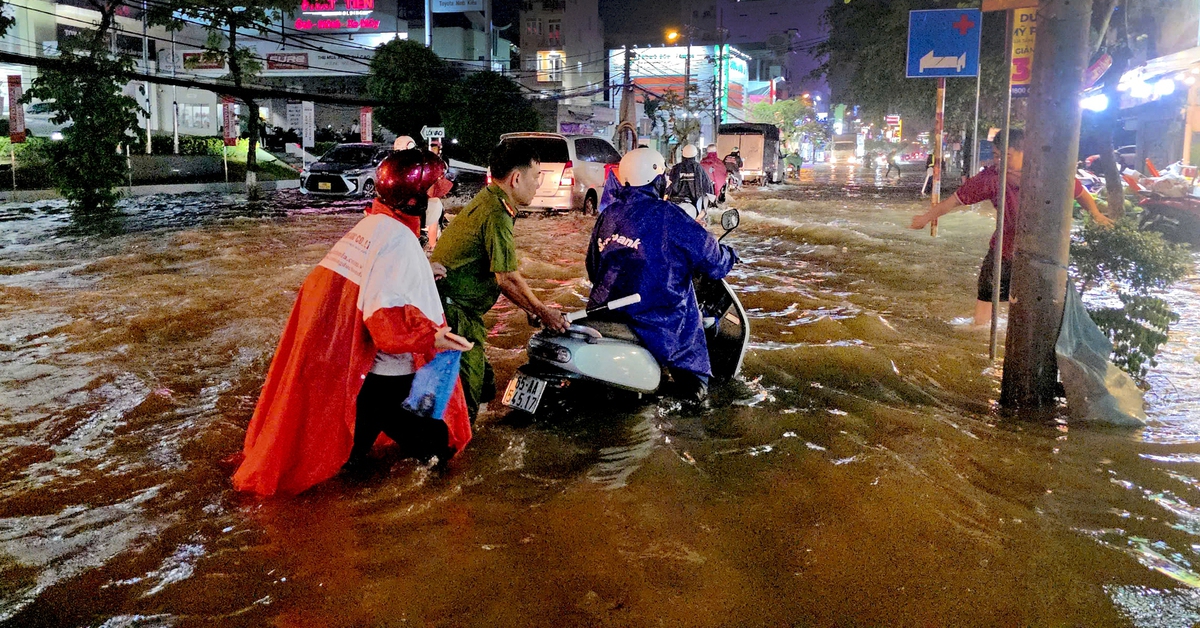 Triều cường dâng cao vượt kỷ lục, nhiều nơi ở TP Cần Thơ chìm trong biển nước