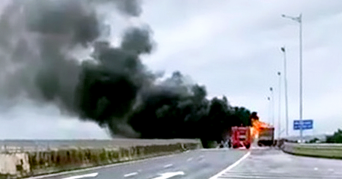 Xe tải bốc cháy ngùn ngụt trên cao tốc Đà Nẵng - Quảng Ngãi