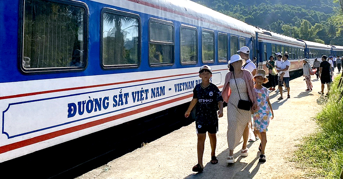 Tạm dừng đôi tàu di sản nối Huế với Đà Nẵng do mưa bão