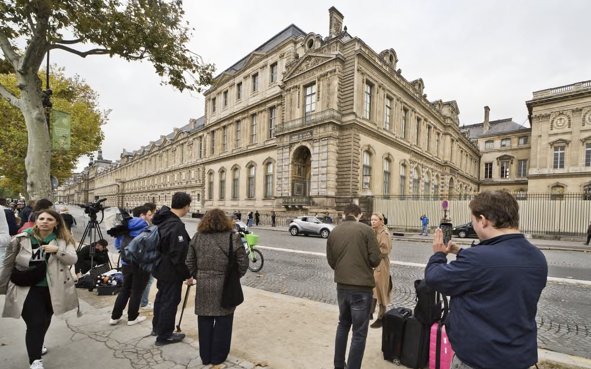 'Hàng hot' bất ngờ ở Bảo tàng Louvre: 'Lối vào' của băng cướp táo tợn