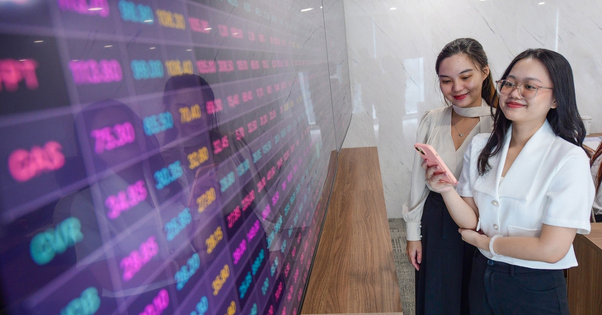 Cổ phiếu chứng khoán giảm mạnh, khối ngoại bán ròng vượt 111.000 tỉ đồng từ đầu năm