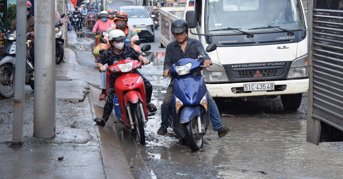 Đường dẫn ra quốc lộ 1 ở TP.HCM hư hỏng nặng, người dân than 'té ầm ầm'
