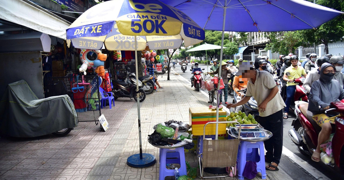 Đường Cống Quỳnh, Hồng Bàng... bị 'điểm tên' vì còn tình trạng lấn chiếm vỉa hè, lòng đường