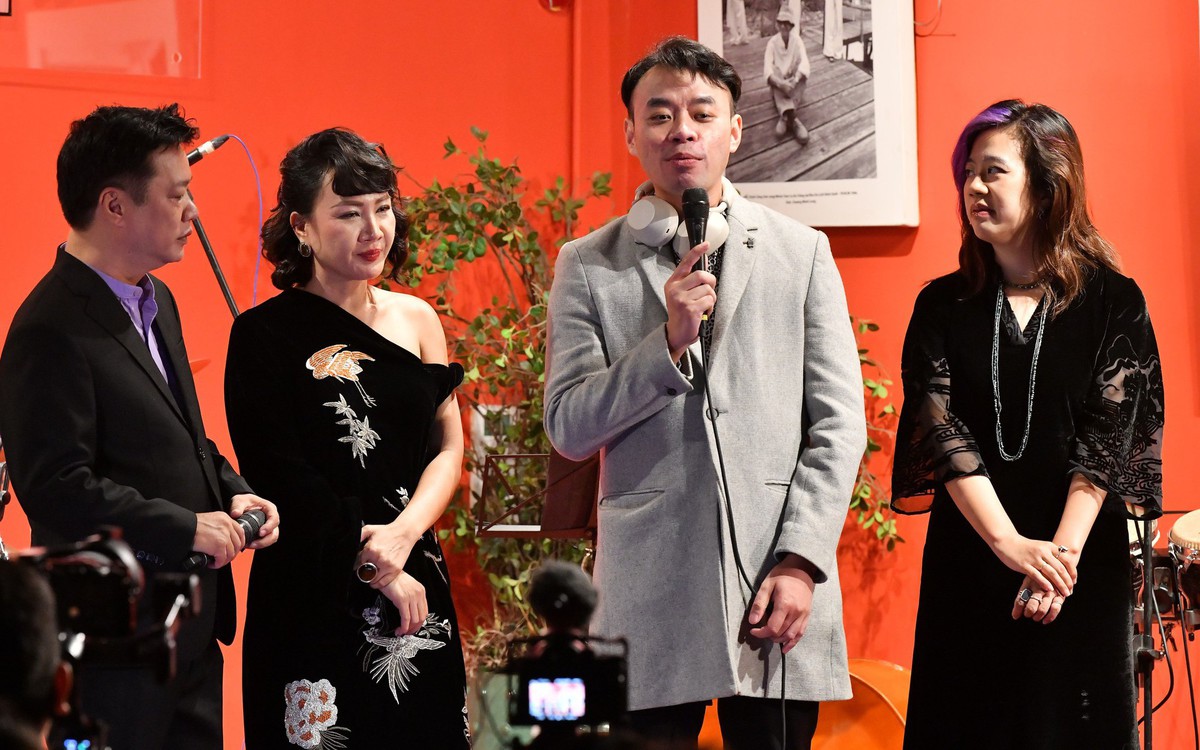 Chuyển ngữ nhạc Trịnh không dễ, 'như húc đầu vào đá'