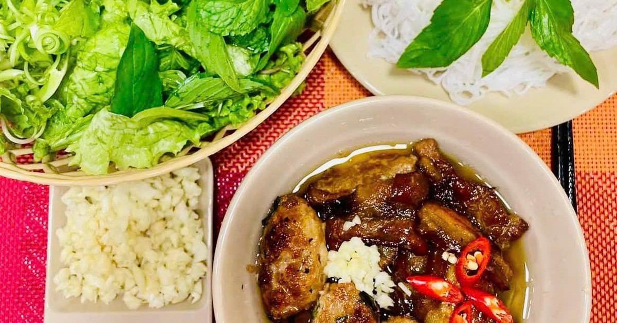 Bún mắm, bún chả, bánh tằm bì bỗng nhiên đông khách bởi xu hướng 'ăn theo...'