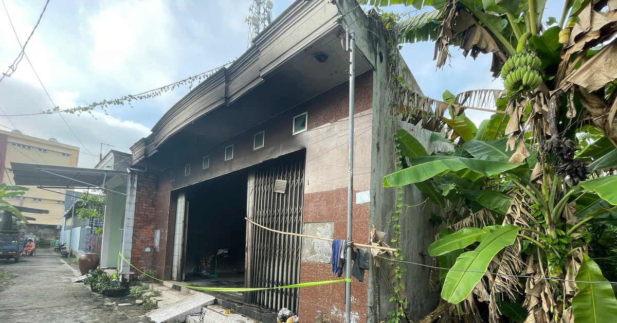 Đôi nam nữ đang ngủ trong nhà bị người đàn ông buộc cửa rồi đổ xăng đốt nhà