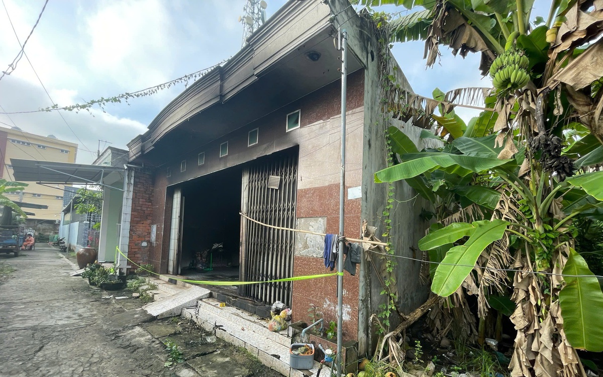 Đôi nam nữ đang ngủ trong nhà bị người đàn ông buộc cửa rồi đổ xăng đốt nhà