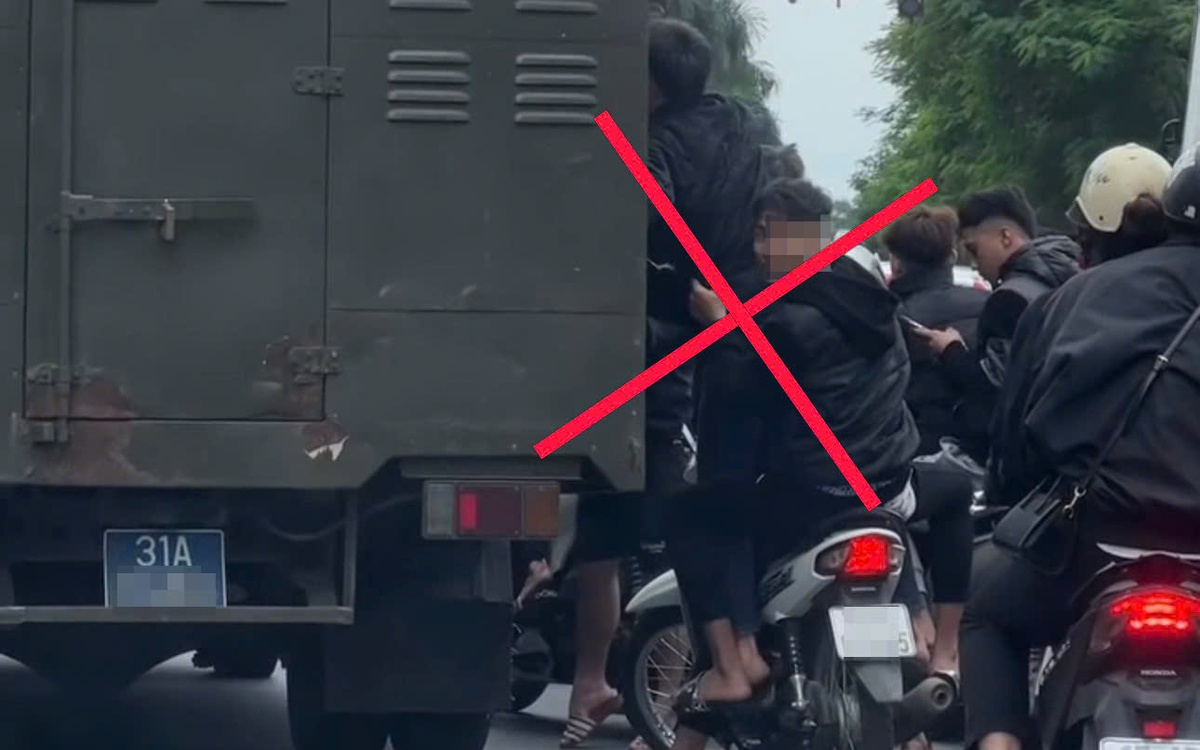 Nhóm thanh niên 'đầu trần', đu xe chở phạm nhân trong clip gây bức xúc, công an tìm ra, phạt luôn