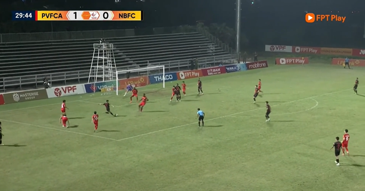 Video: Tiền đạo Ninh Bình độc diễn, ghi bàn gỡ hòa đẳng cấp