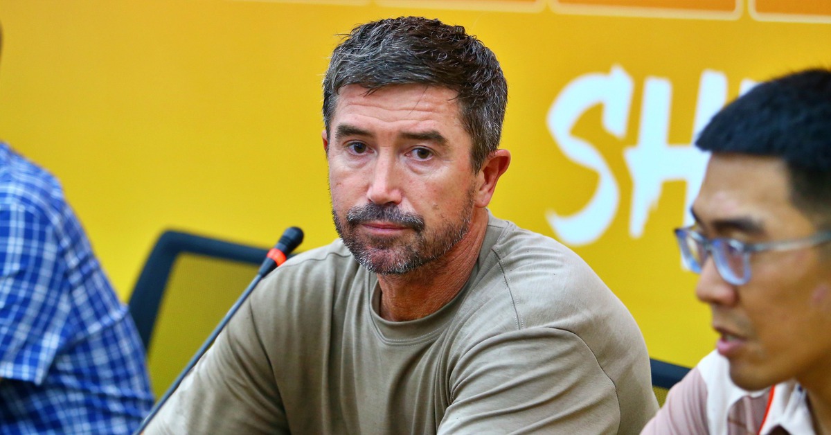HLV Harry Kewell đã yêu cầu tạm dừng trận đấu để bảo vệ cầu thủ