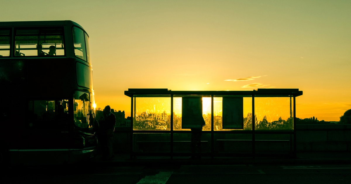 Để người chờ xe buýt được chở che