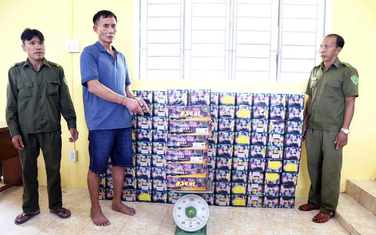 Bắt người đàn ông buôn bán 339kg pháo hoa nổ, tàng trữ ma túy trái phép