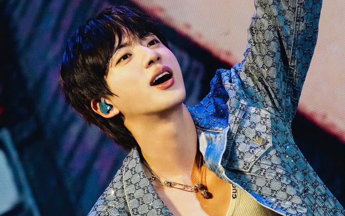 Jin BTS tạo kỳ tích mới cho K-pop, thu gần 50 tỉ won cho tour diễn toàn cầu