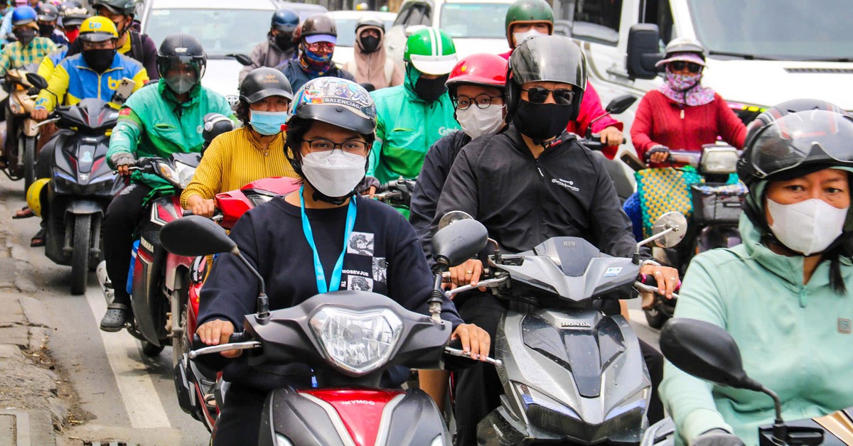 Xe nối đuôi suốt ngày đêm, đường Nguyễn Tất Thành 'oằn mình' vì quá tải