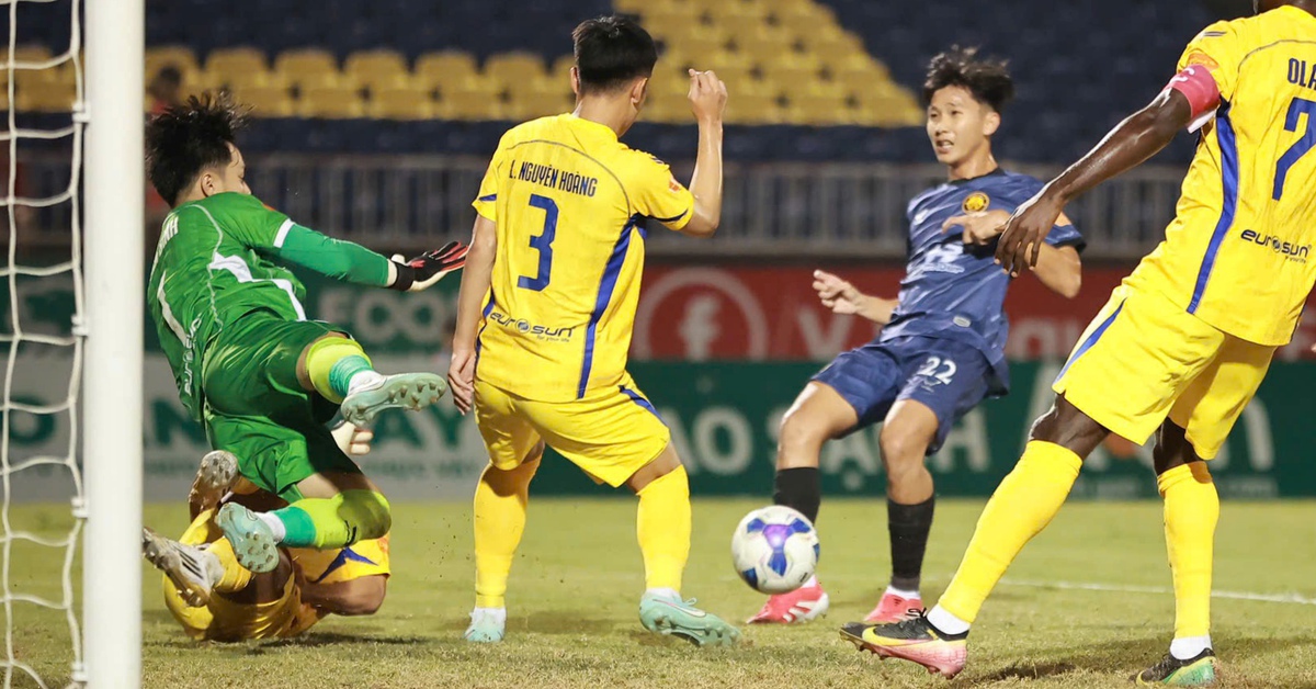 Video: Sai lầm khó tin của hàng thủ Sông Lam Nghệ An