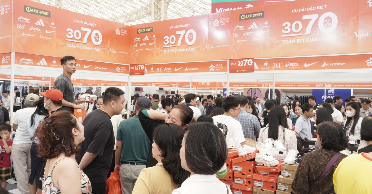 Du khách nườm nượp mua sắm ở Hội chợ Mùa thu, nhiều gian hàng giảm giá tới 70%