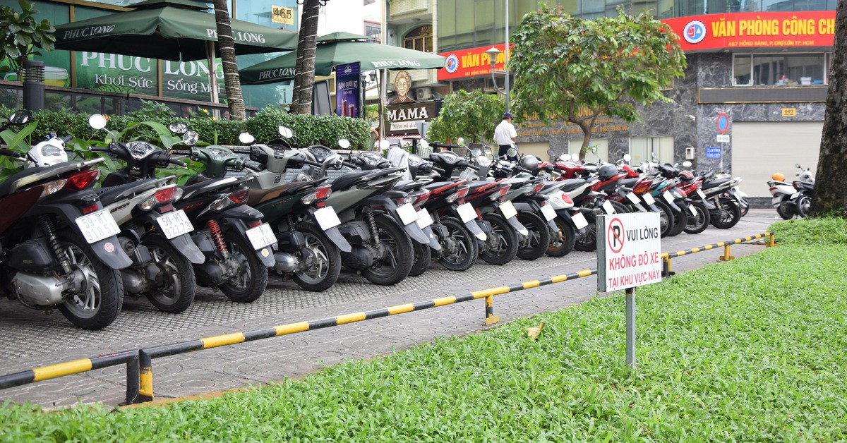 Hiện trạng lấn chiếm vỉa hè trên các con đường bị Sở Xây dựng TP.HCM 'điểm tên'