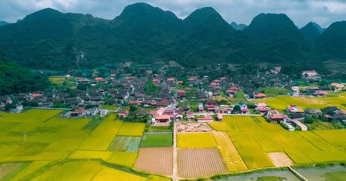 Ngôi làng du lịch tốt nhất thế giới có hàng trăm nhà sàn lợp ngói âm dương cùng quay về một hướng