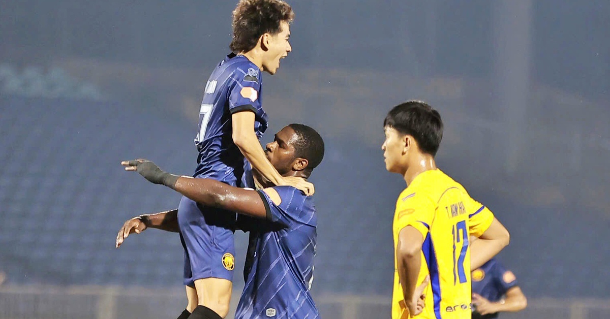 Rimario trừng phạt sai lầm của thủ môn Cao Văn Bình