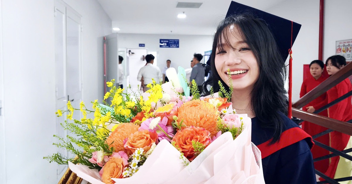 Từ bỏ đại học sang cao đẳng, sinh viên TP.HCM thành thủ khoa toàn khóa