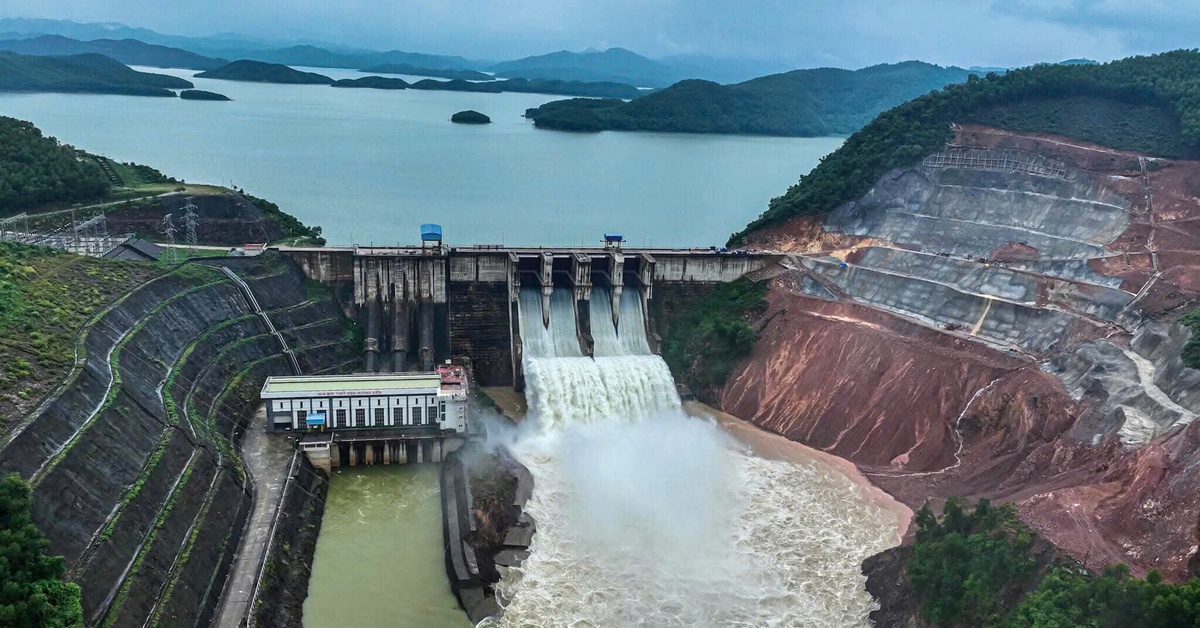 Huế mưa lớn diện rộng, 2 thủy điện lớn xả nước cấp tập