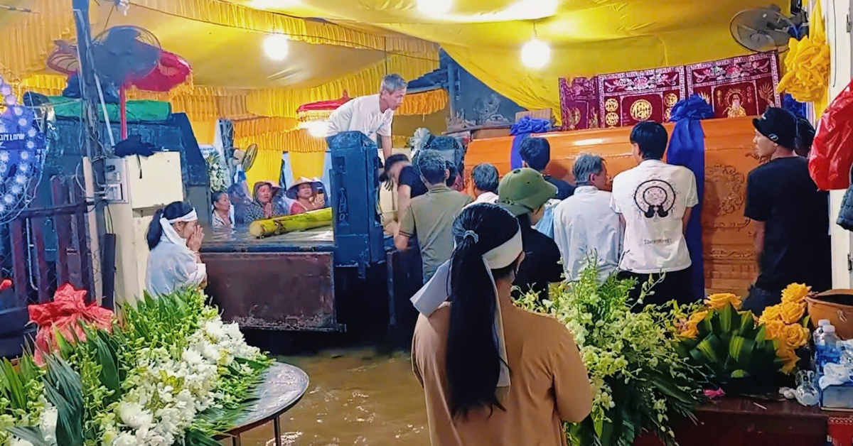 Huế lũ đặc biệt lớn, ‘người đã khuất’ cũng phải chạy lũ