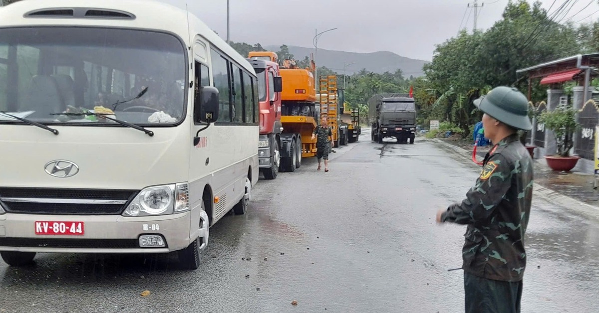 Xe đặc chủng Quân khu 5 lên vùng cao Trà My trực chiến nơi sạt lở nguy hiểm nhất