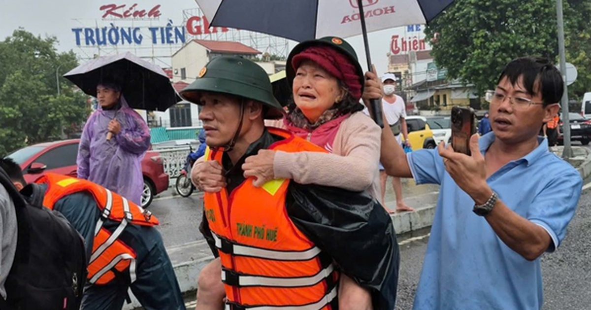 Bộ Quốc phòng: Điều động lực lượng, phương tiện cao nhất ứng phó mưa lũ tại Trung Bộ