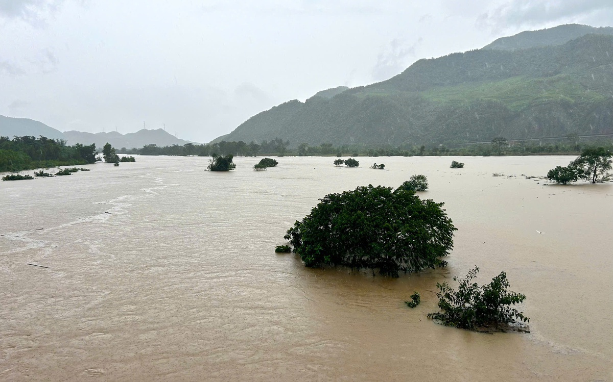 Huế ghi nhận kỷ lục lũ mới trên sông Hương, sông Bồ