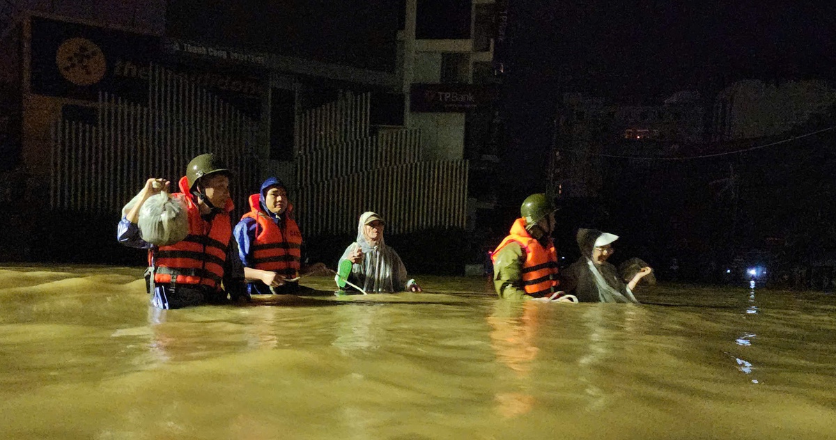 Bệnh viện Trung ương Huế 'ngập sâu chưa từng thấy', người dân kêu cứu trong đêm trên mạng xã hội