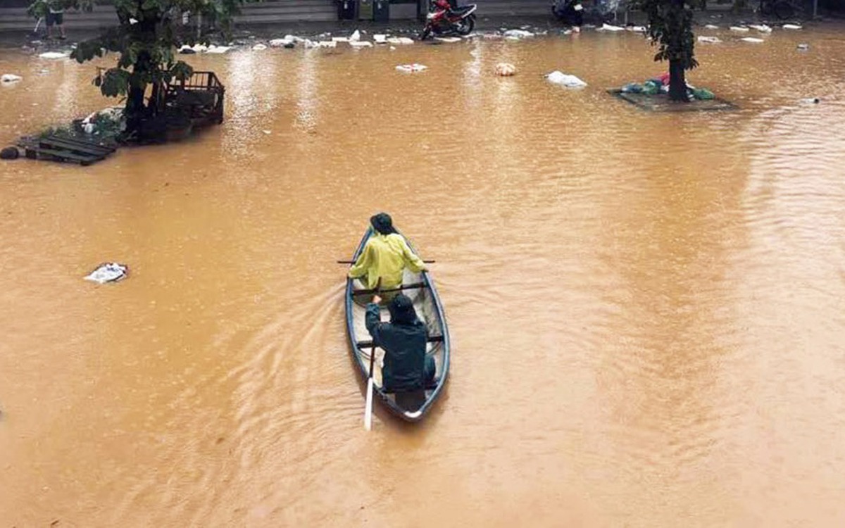 Hude poplave v Hueju in Da Nangu ogrožajo zgodovinske znamenitosti
