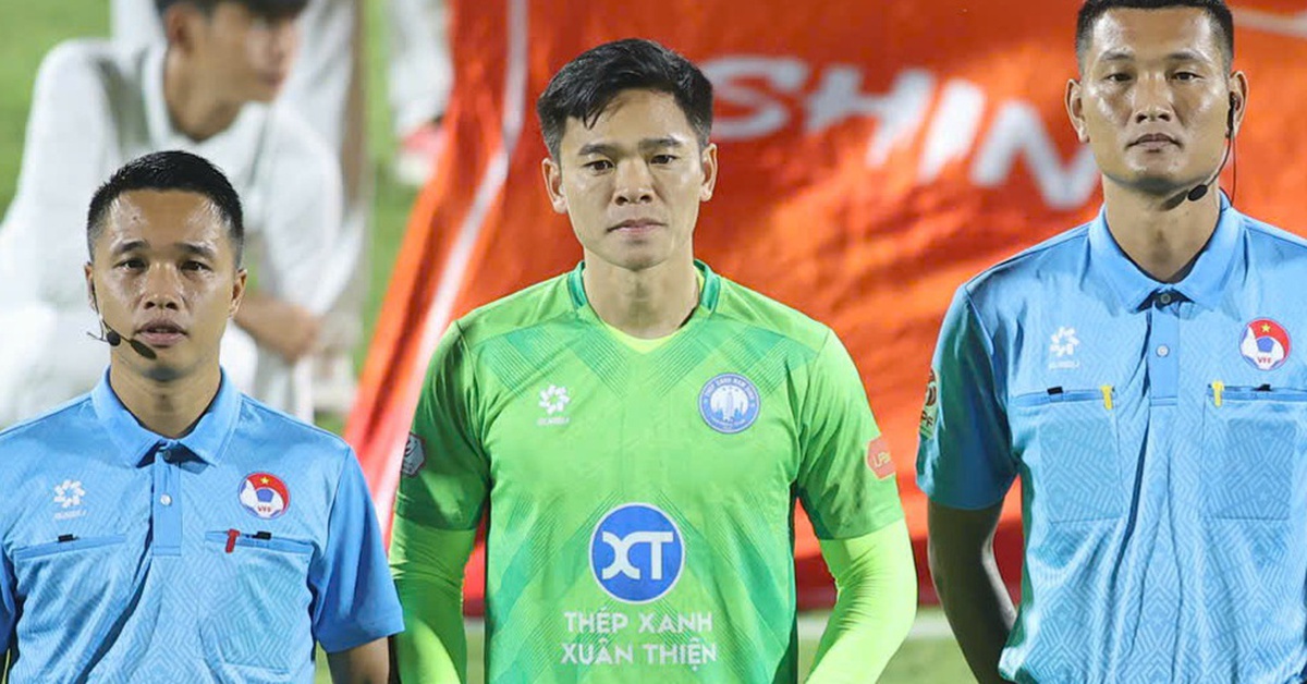 Thủ môn Nguyên Mạnh sẵn sàng đá tiền đạo ở Nam Định