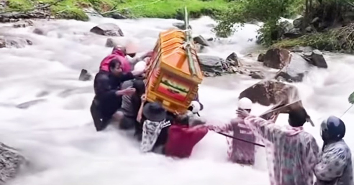 Lũ lên cao, người dân Đà Nẵng phải khiêng quan tài vượt dòng nước chảy xiết đi chôn cất