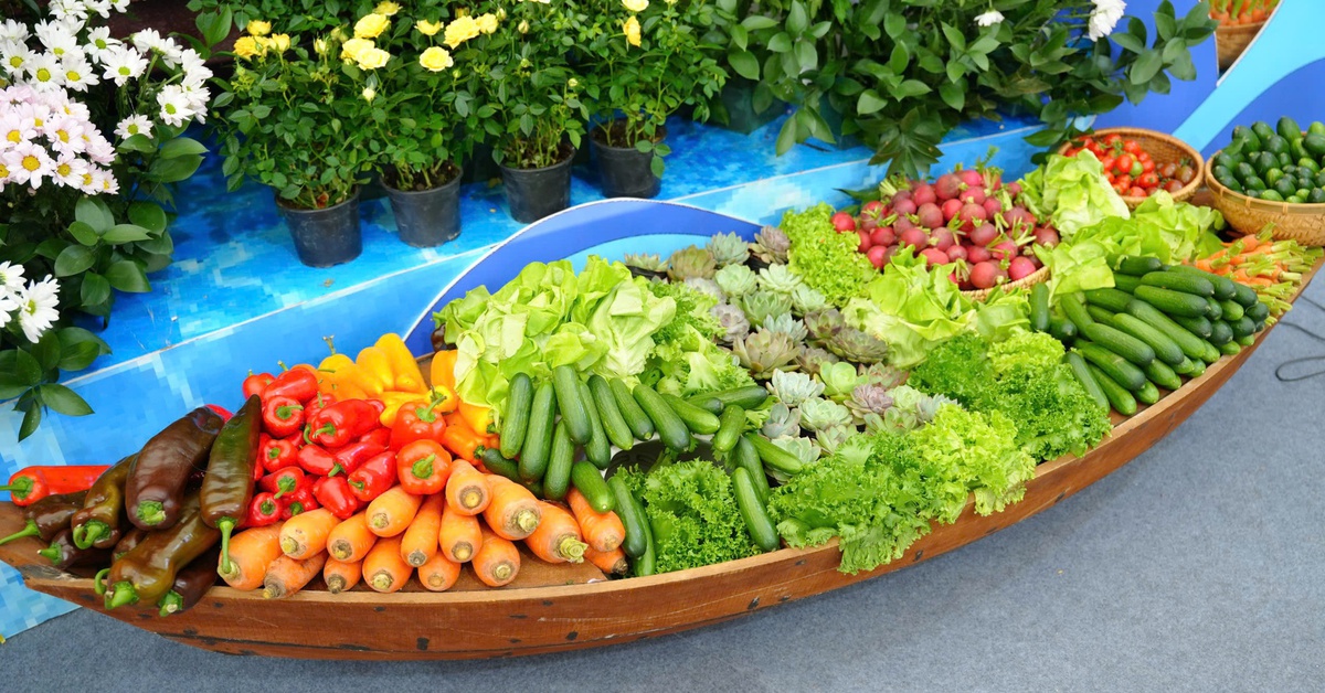 Con thuyền 10.000 hoa bất tử nổi bật tại Hội chợ Mùa thu 2025