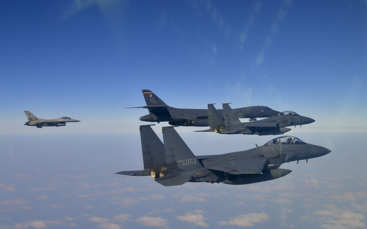 Rộ tin oanh tạc cơ B-1B của Mỹ bay ngoài khơi Venezuela