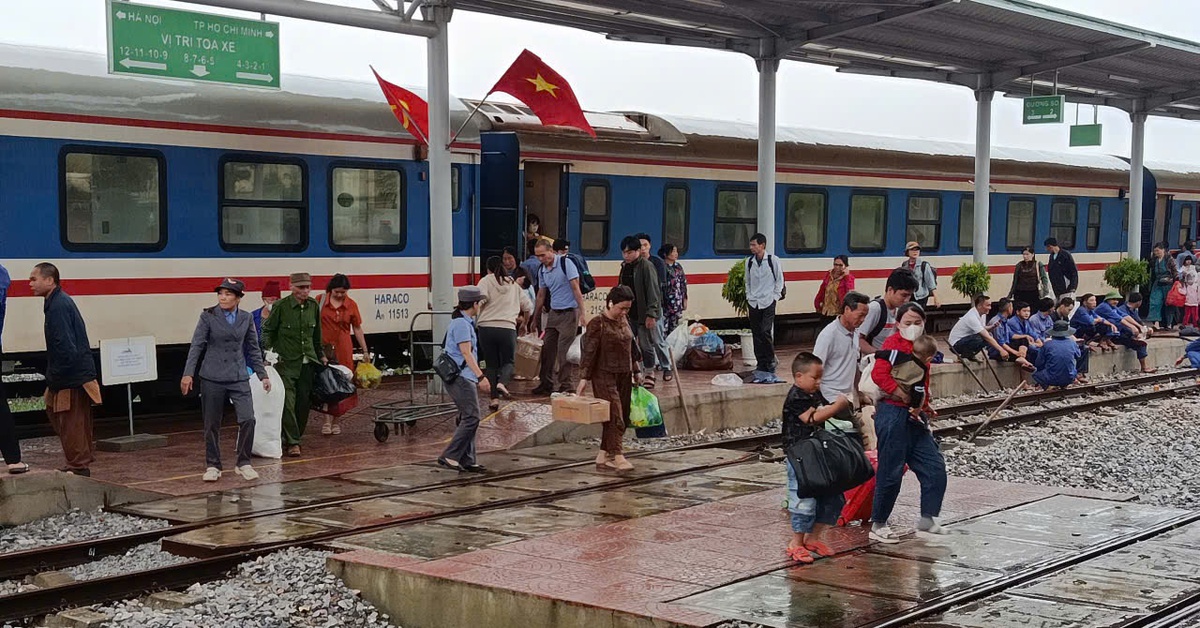 Đã chuyển 1.400 hành khách đi tàu qua đi ô tô do mưa lũ