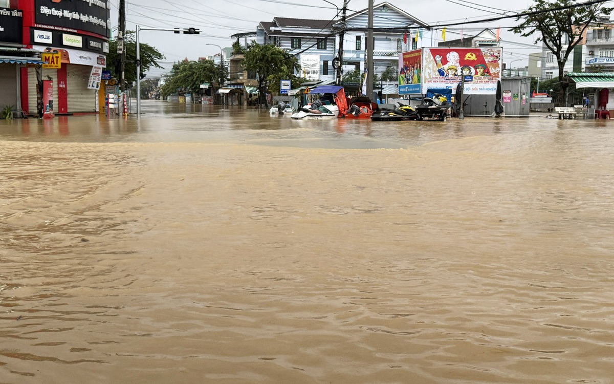 Poplave v Đà Nẵngu: Reka Thu Bồn presegla zgodovinske ravni iz leta 1964