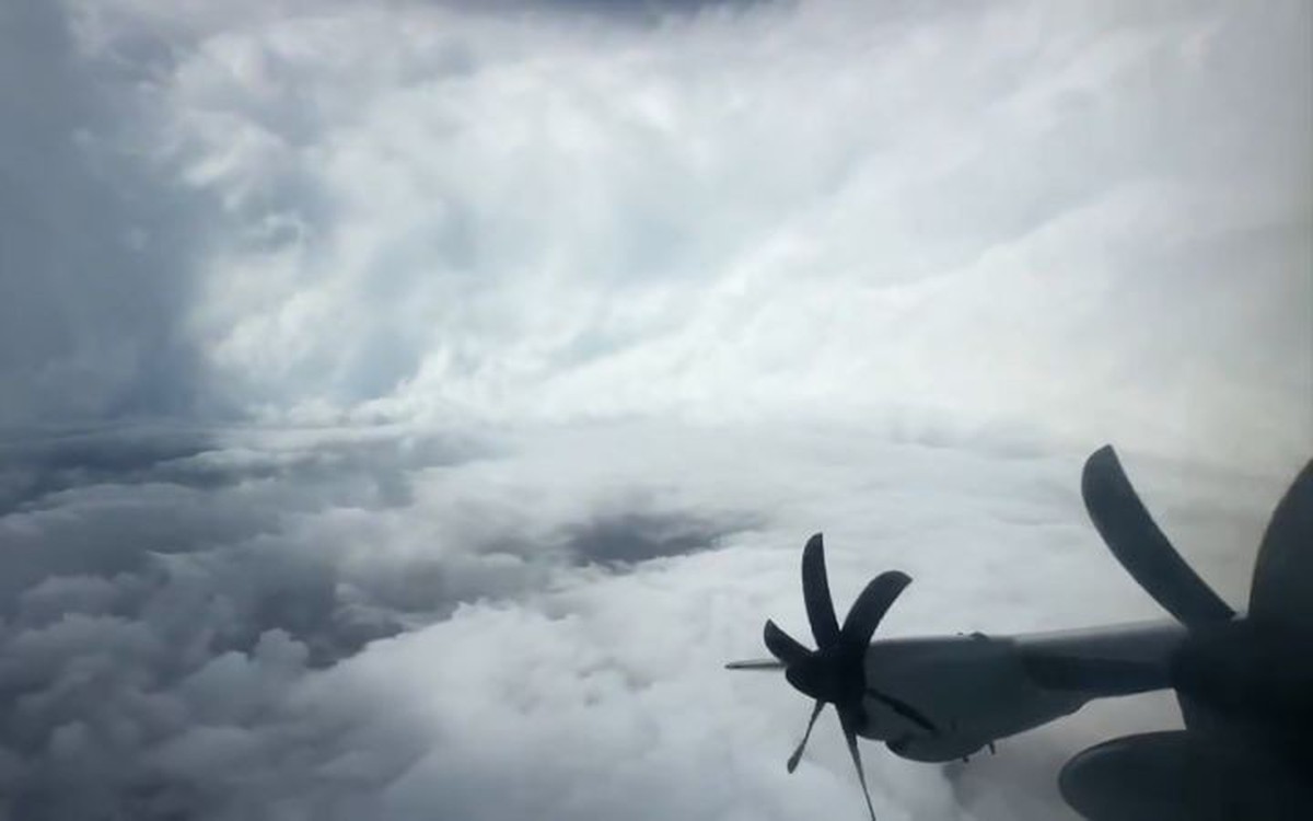 Khoảnh khắc choáng ngợp khi máy bay Không quân Mỹ bay vào mắt bão