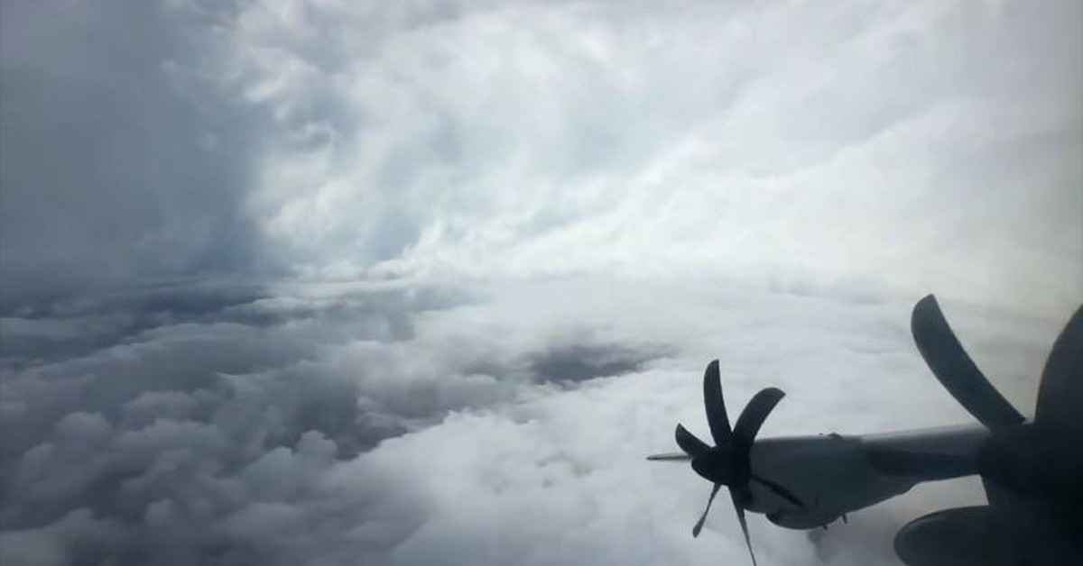 Khoảnh khắc choáng ngợp khi máy bay Không quân Mỹ bay vào mắt bão