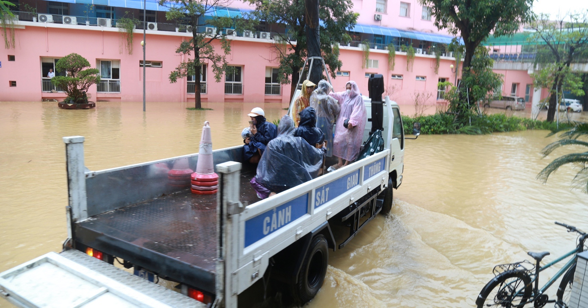 Bệnh viện Trung ương Huế bị cô lập, xe công vụ vượt lũ chở lương thực tiếp ứng