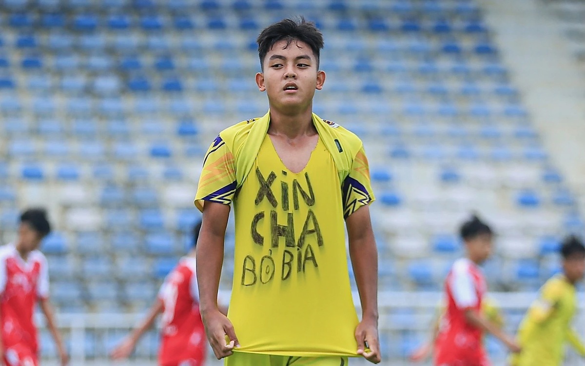 Đằng sau màn ăn mừng 'Xin cha bỏ bia' của cầu thủ U14