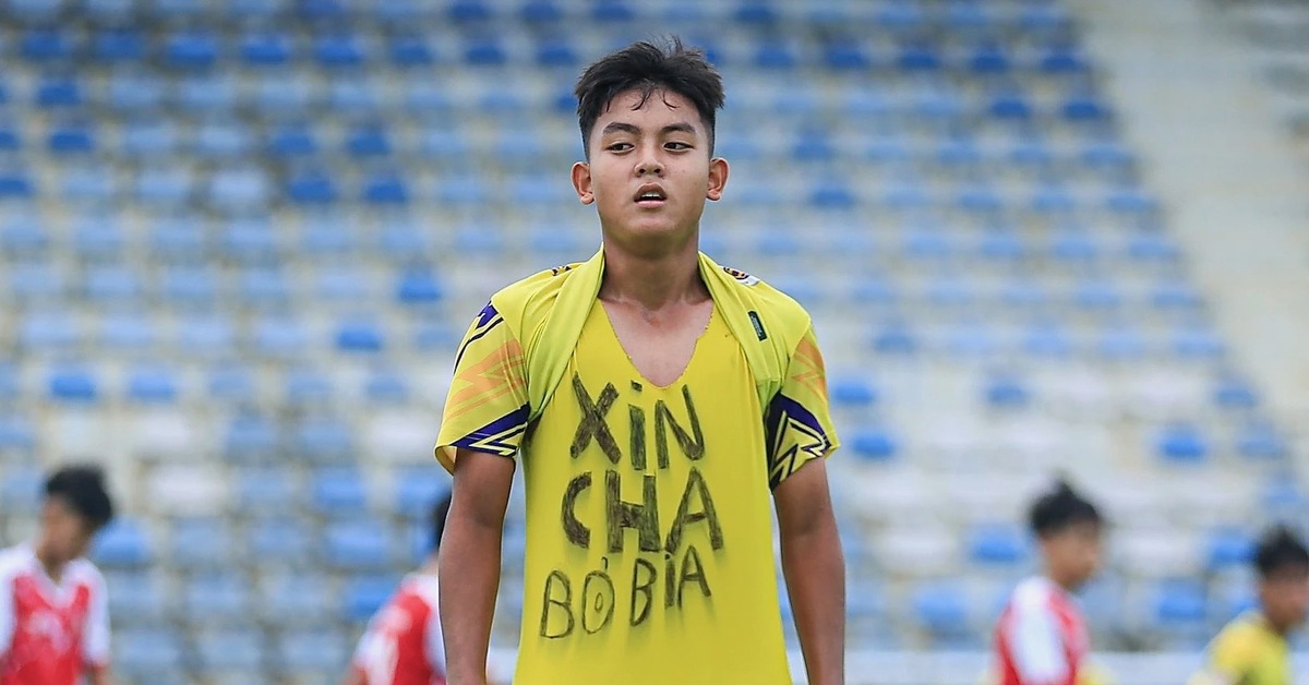 Đằng sau màn ăn mừng 'Xin cha bỏ bia' của cầu thủ U14