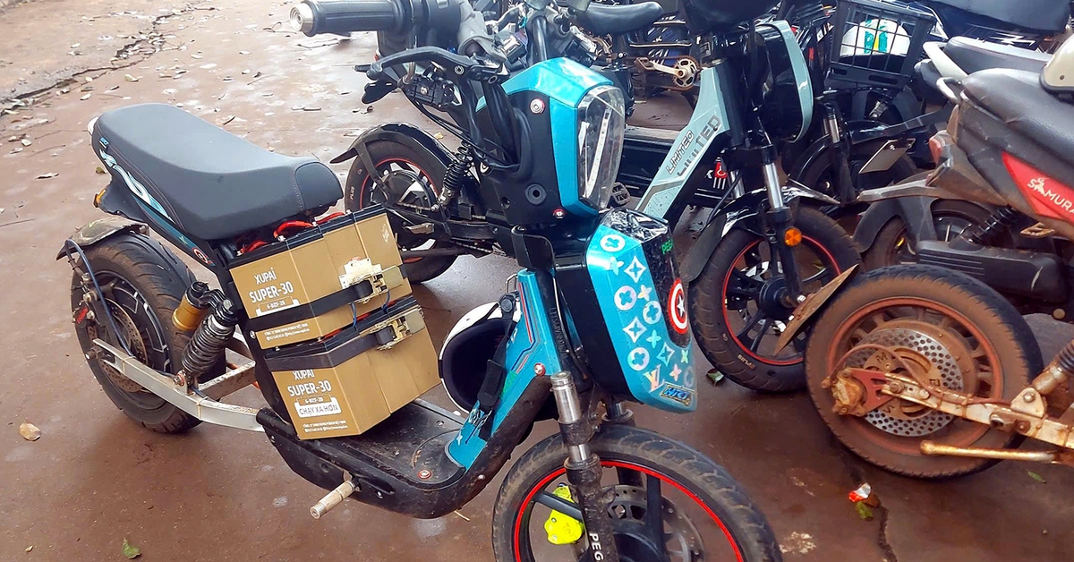 Lo học sinh đi xe đạp điện không đội nón bảo hiểm, lại còn nhấn hết ga