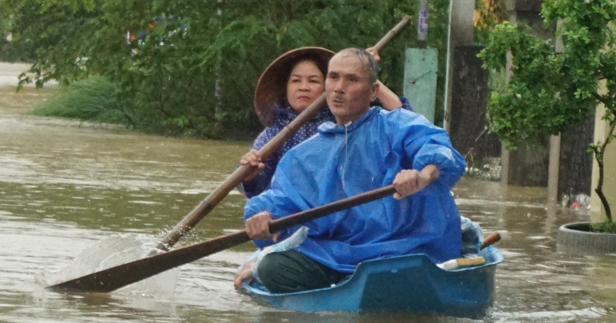 Hình ảnh từ vùng lũ lụt Đà Nẵng: Nước trắng xóa, người dân chèo bè đi lại